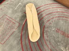 先左右两边长边往中间叠起