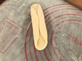 先左右两边长边往中间叠起