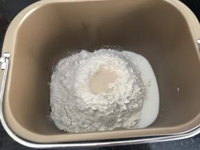 首先，把A中种全部材料放入面包桶里，洗液体后粉类，酵母粉最后放入（在面粉中间掏个小窝放入）