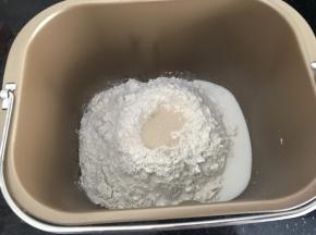 首先，把A中种全部材料放入面包桶里，洗液体后粉类，酵母粉最后放入（在面粉中间掏个小窝放入）