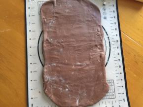 将面团换个方向，擀成长方形