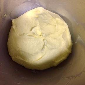 黄油软化后打发然后与冷却的卡仕达酱混合做成穆斯林奶油备用