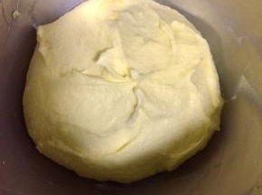 黄油软化后打发然后与冷却的卡仕达酱混合做成穆斯林奶油备用