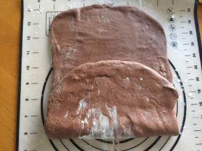 再将一边向中间折叠，另一边折叠回来