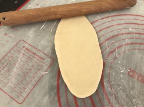 取一小份面团，擀成牛舌状