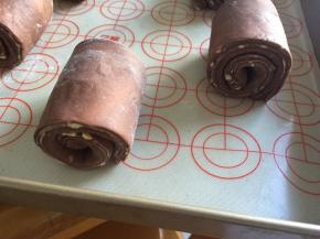 放入烤盘，放入烤箱，下面放一碗热水，发酵两小时