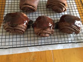 出炉冷却后淋上巧克力酱，我是直接用的好时巧克力酱