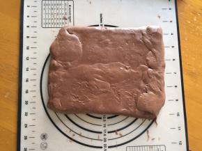 两边向中间折叠，包上黄油