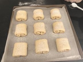 表面薄薄地筛上一层面粉装饰