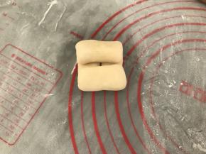 再两头往中间卷起