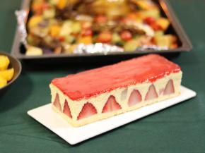 草莓酱和镜面果胶混合均匀后加热至融化，然后倒入模具中抹平，冷却定型后即可脱模