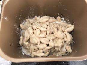 再加入发酵好的中种面团，可撕辞或剪碎后加入