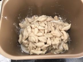 再加入发酵好的中种面团，可撕辞或剪碎后加入