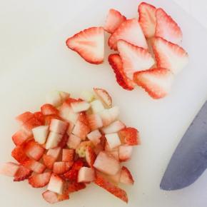 草莓一部分切粒一部分切片