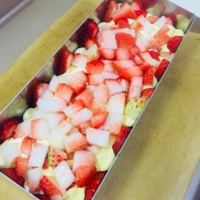 表面铺上一层层草莓粒