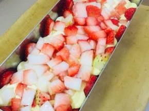 表面铺上一层层草莓粒