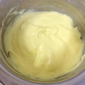 制作卡仕达酱：蛋黄和40克糖混合搅拌至糖溶解后加入12克低粉混合均匀。牛奶加热煮沸离火倒入面糊中，边倒边搅拌，搅拌好的蛋奶液倒回锅中继续小火加热，边加热边翻拌，直至出现固体状，立即离火。包上保鲜膜晾凉备用