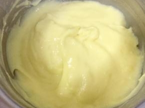 制作卡仕达酱：蛋黄和40克糖混合搅拌至糖溶解后加入12克低粉混合均匀。牛奶加热煮沸离火倒入面糊中，边倒边搅拌，搅拌好的蛋奶液倒回锅中继续小火加热，边加热边翻拌，直至出现固体状，立即离火。包上保鲜膜晾凉备用
