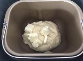加入黄油，再揉面20分钟