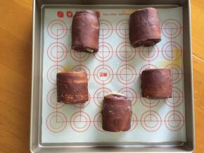 不能用烤箱发酵功能，温度太高，我就是用了烤箱发酵功能几分钟，部分黄油就化了！幸好守在旁边，不然就白做了，哈哈，二次发酵不会变得很大，但有变化，放入预热好的烤箱160度15分钟