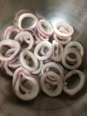 买的这种速冻的鱿鱼圈
解冻之后用清水冲洗浸泡几遍洗干净