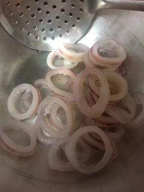 焯水后捞出沥干水分