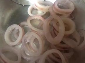 焯水后捞出沥干水分