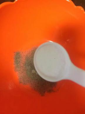 取一盆放入适量胡椒粉，小半勺盐