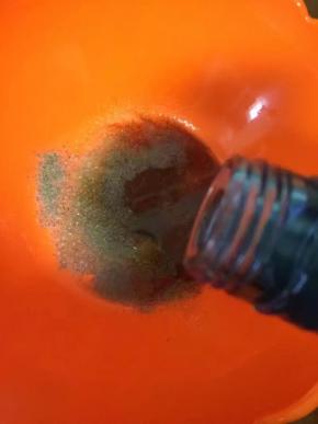 加入少许酱油，少许白酒或者料酒，我用的是高度白酒