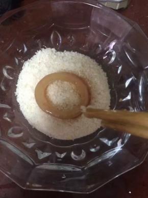 取出后放在面包糠里滚一圈，每一个鱿鱼圈都沾上面包糠