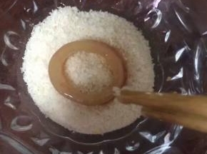 取出后放在面包糠里滚一圈，每一个鱿鱼圈都沾上面包糠