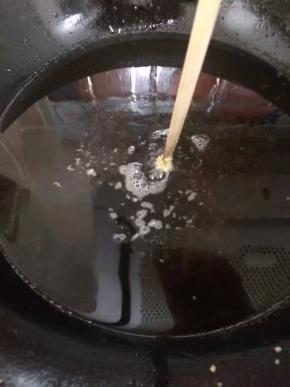 热锅凉油，烧至放一根筷子下去，筷子周围滚起泡泡，放入鱿鱼圈