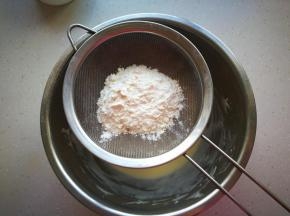 加入低筋面粉，再次拌匀。