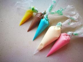 根据需要分成若干等份，每份加入少许食用色素拌匀，放入裱花袋中。