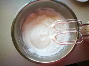 鸡蛋的蛋清和蛋黄分开放置，鸡蛋清分三次加入细砂糖用打蛋器打成湿性发泡状态，即能拉出一个小弯角的状态。