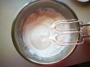 鸡蛋的蛋清和蛋黄分开放置，鸡蛋清分三次加入细砂糖用打蛋器打成湿性发泡状态，即能拉出一个小弯角的状态。