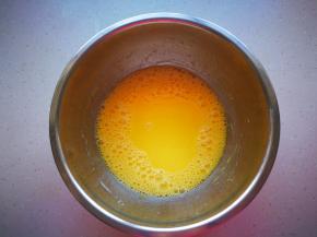 蛋黄，牛奶，玉米油放入料理盆中搅拌均匀。我用的鸡蛋个头比较大。