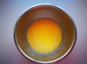 蛋黄，牛奶，玉米油放入料理盆中搅拌均匀。我用的鸡蛋个头比较大。