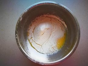 筛入低筋面粉翻拌均匀。