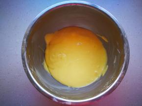 这就是拌好的蛋黄面糊。