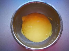 这就是拌好的蛋黄面糊。