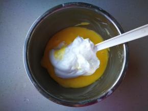 将蛋黄面糊和打发好的蛋白霜分两次拌匀，不要过度搅拌，以免消泡。