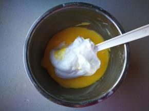 将蛋黄面糊和打发好的蛋白霜分两次拌匀，不要过度搅拌，以免消泡。