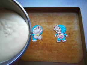 将拌好的面糊倒入到烤盘中，将表面抹平，震出气泡。