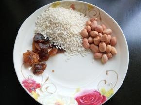 准备花生米。