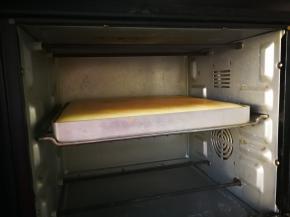 将烤盘放入烤箱中层，175度，热风20分钟左右。