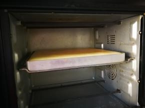 将烤盘放入烤箱中层，175度，热风20分钟左右。