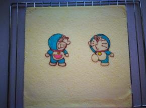 烤网上先铺一张油纸，将蛋糕倒扣，撕去表面的油布，表面虚盖一张油纸，防止表面干燥。