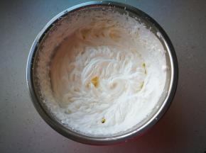 淡奶油加入细砂糖打发。