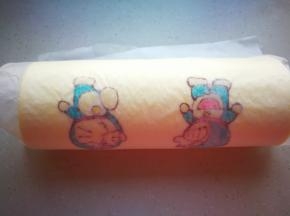 卷起来放入冰箱冷藏定型后切块食用。